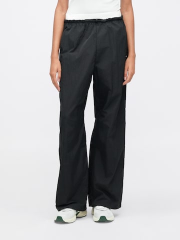 Nike Sportswear Bő szár Nadrág - fekete: elől