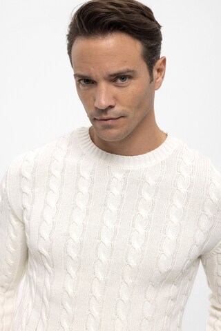 Felix Hardy Sweater in White