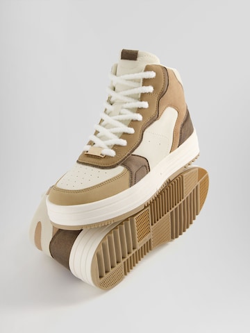 Sneaker alta di Bershka in marrone