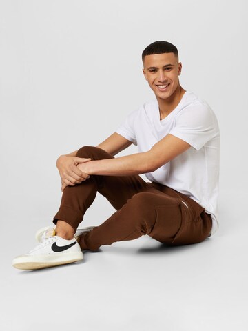 Tapered Pantaloni cargo di Nike Sportswear in marrone