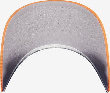 Șapcă de la Flexfit pe portocaliu