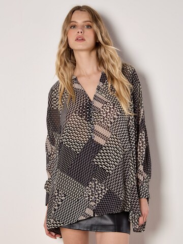 Apricot Blouse in Grey: front