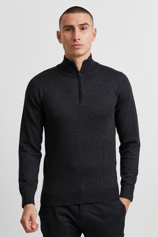 11 Project Pullover 'Melville' in Grau: Vorderseite
