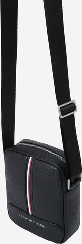 TOMMY HILFIGER Umhängetasche in Schwarz