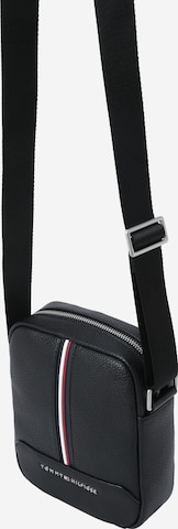 TOMMY HILFIGER Skuldertaske i sort