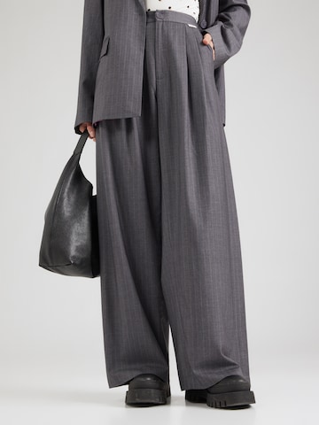 Wide Leg Pantalon à pince 'Leana' OH APRIL en gris : devant
