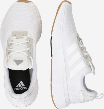 Baskets basses 'SWIFT RUN 23' ADIDAS SPORTSWEAR en blanc