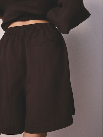 regular Pantaloni con pieghe di Next in marrone