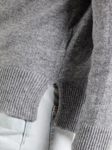 PIECES - Pullover em cinzento
