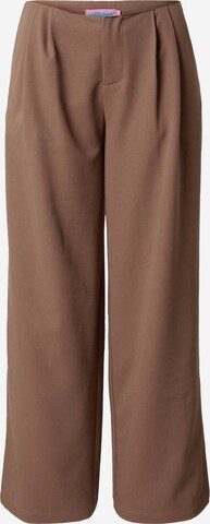 Edikted Wide leg Pleat-Front Pants 'Leo' in Brown: front