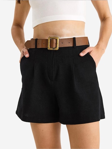 regular Pantaloni con pieghe di Bianco Lucci in nero: frontale