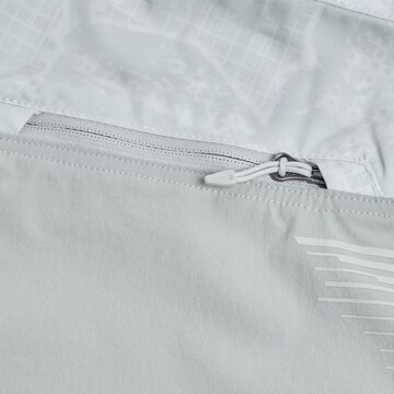 ENDURA Skinny Sportshorts in Weiß