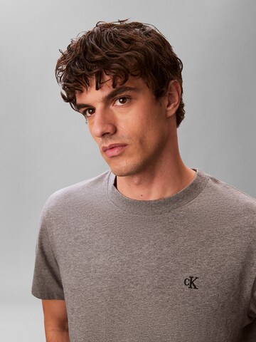 T-Shirt Calvin Klein Jeans en gris