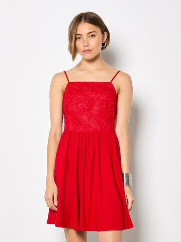 Apricot Eyelash Embroidered Cami Mini Dress in Rot: Vorderseite