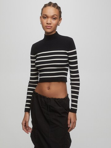 Pulover de la Pull&Bear pe negru: față