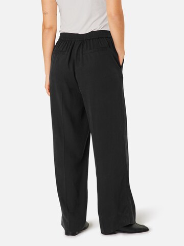 Masai Loose fit Pleated Pants in Black