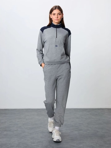 Tommy Life - Fato de jogging em cinzento: frente