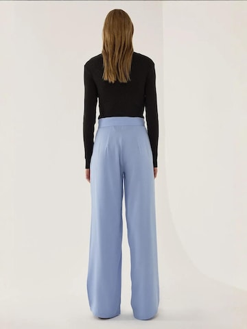 Wide leg Pantaloni con pieghe di Hiccup in blu