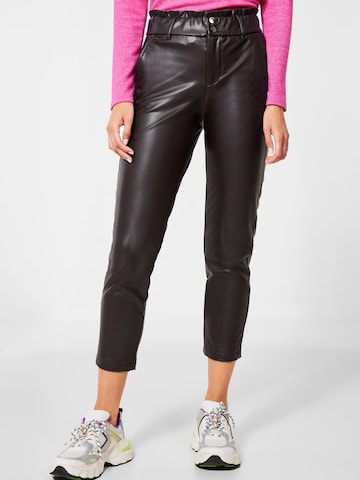 Coupe slim Pantalon STREET ONE en marron : devant