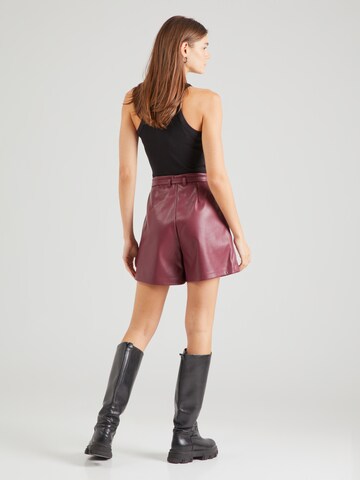 Loosefit Pantaloni con pieghe 'ONLHEIDI' di ONLY in rosso