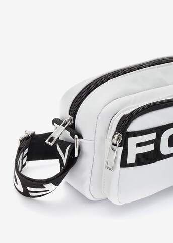 FCUK Τσάντα ώμου σε λευκό