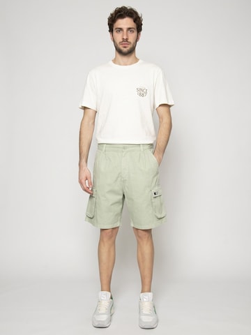 EDWIN Baggy Cargobroek 'Ringe Cargo Short' in Groen: voorkant