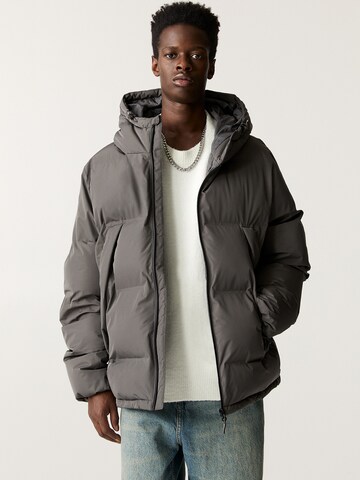 Veste d’hiver Pull&Bear en gris : devant