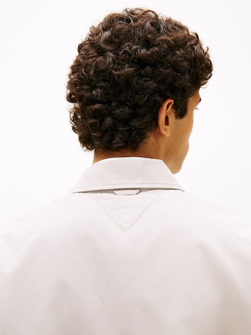 Tommy Jeans Демисезонная куртка в Серый