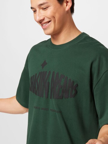 Tricou 'CHASING DREAMS' de la Pequs pe verde