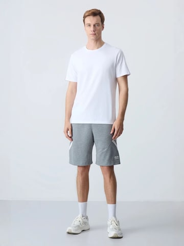 Tommy Life Regular Trousers in Grey