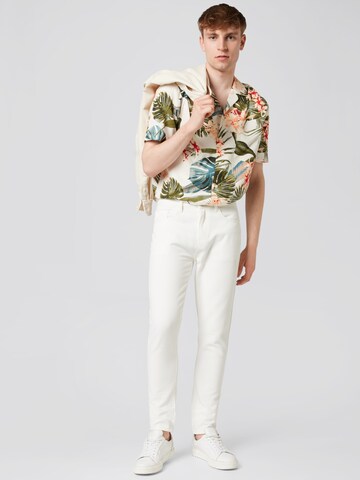 ABOUT YOU x Alvaro Soler - Ajuste regular Camisa 'Emilio' en beige