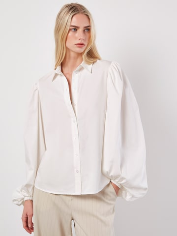 Chemisier Apricot en blanc : devant