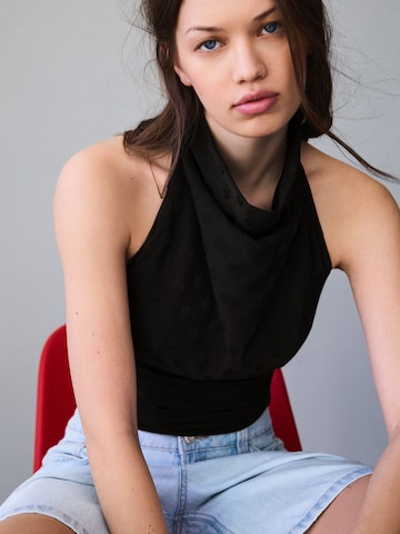 Top de la Bershka pe negru