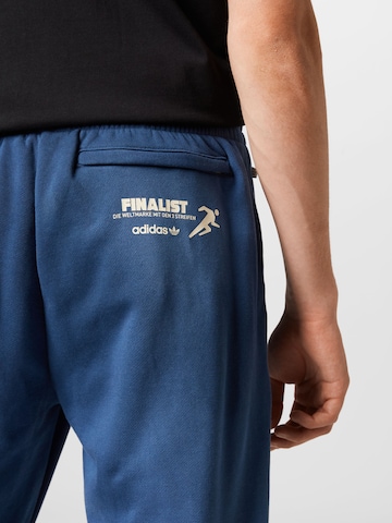 Effilé Pantalon 'Graphics Mellow Ride Club' ADIDAS ORIGINALS en bleu