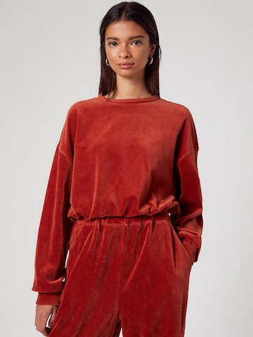 ABOUT YOU x MOGLISweater majica 'Ria' - crvena boja: prednji dio