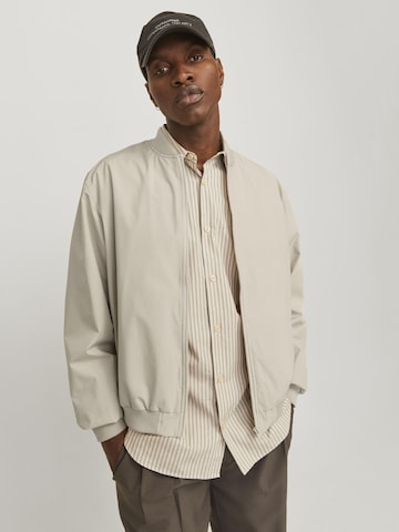 JACK & JONES Демисезонная куртка 'JJECharge' в Серый