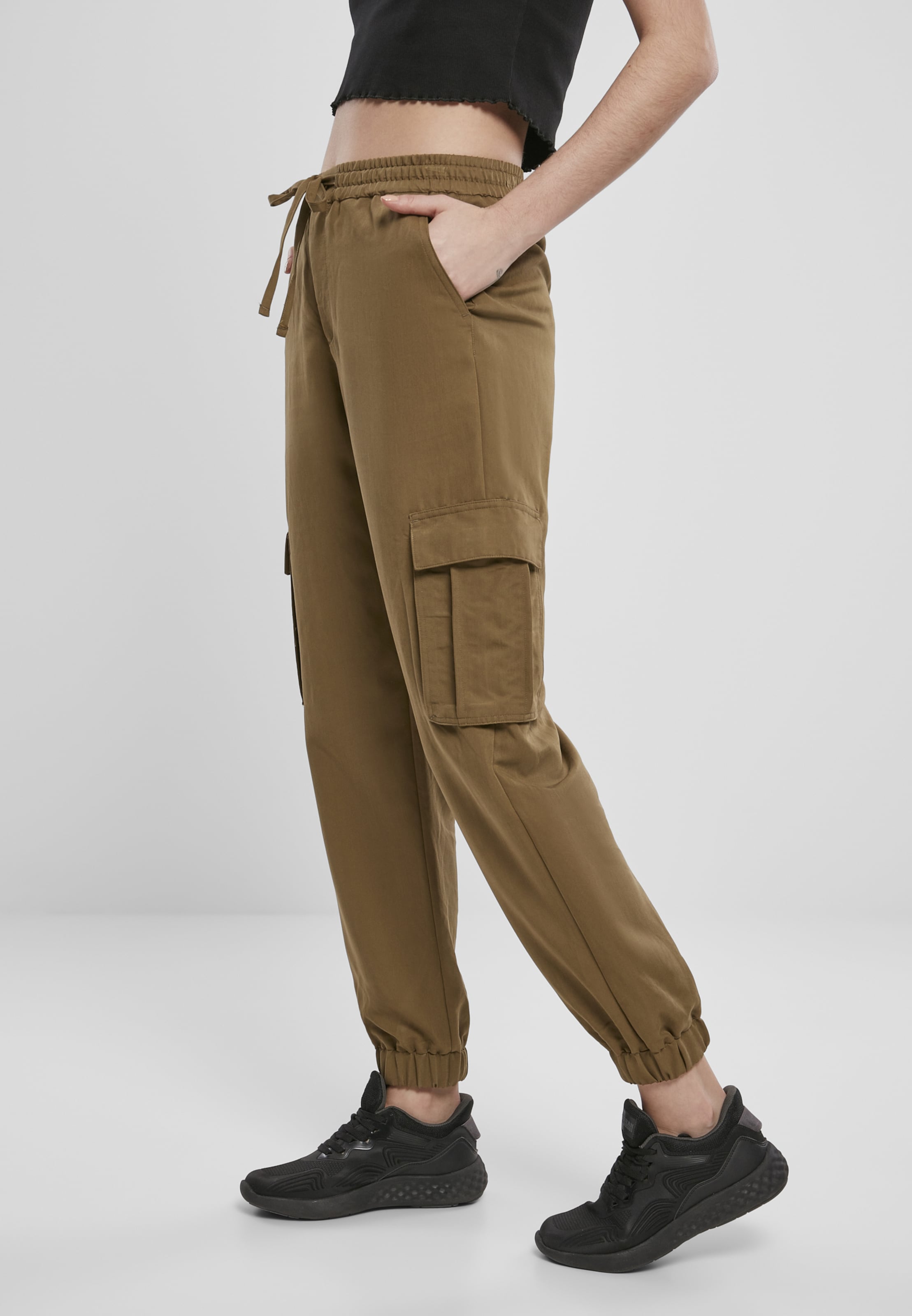 Urban Classics Cargo Pants in Olive 