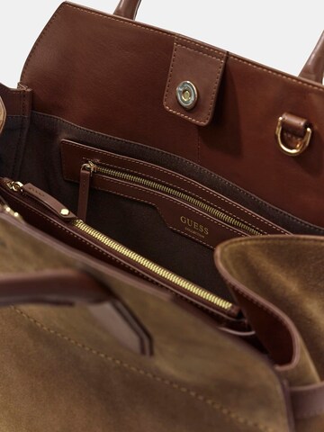 GUESS Schultertasche in Braun