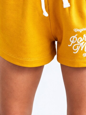 Grimelange Spodnie 'GRIMELANGE Jersey-Shorts mit Textdruck' w kolorze żółty