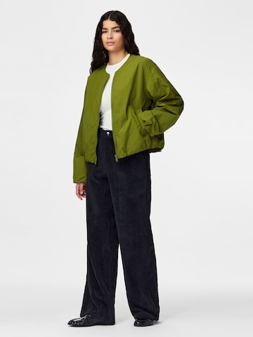 Veste mi-saison 'PCMilly' PIECES en vert