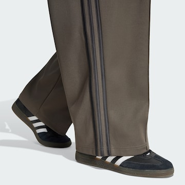 Wide leg Pantaloni 'OVERSIZED TRACK' di ADIDAS ORIGINALS in marrone