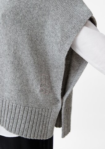 comma casual identity Cape in Grey