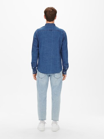 Only & Sons جينز مضبوط قميص 'Chambray' بلون أزرق