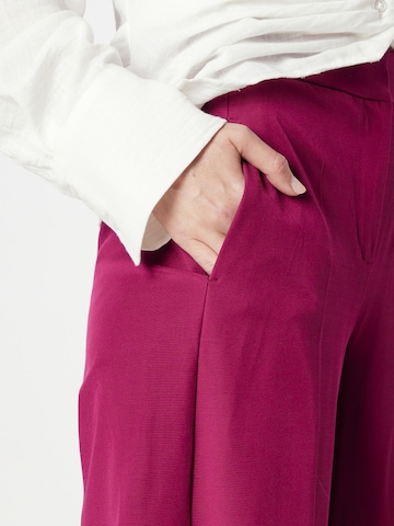 Wide leg Pantaloni con piega frontale di COMMA in rosa