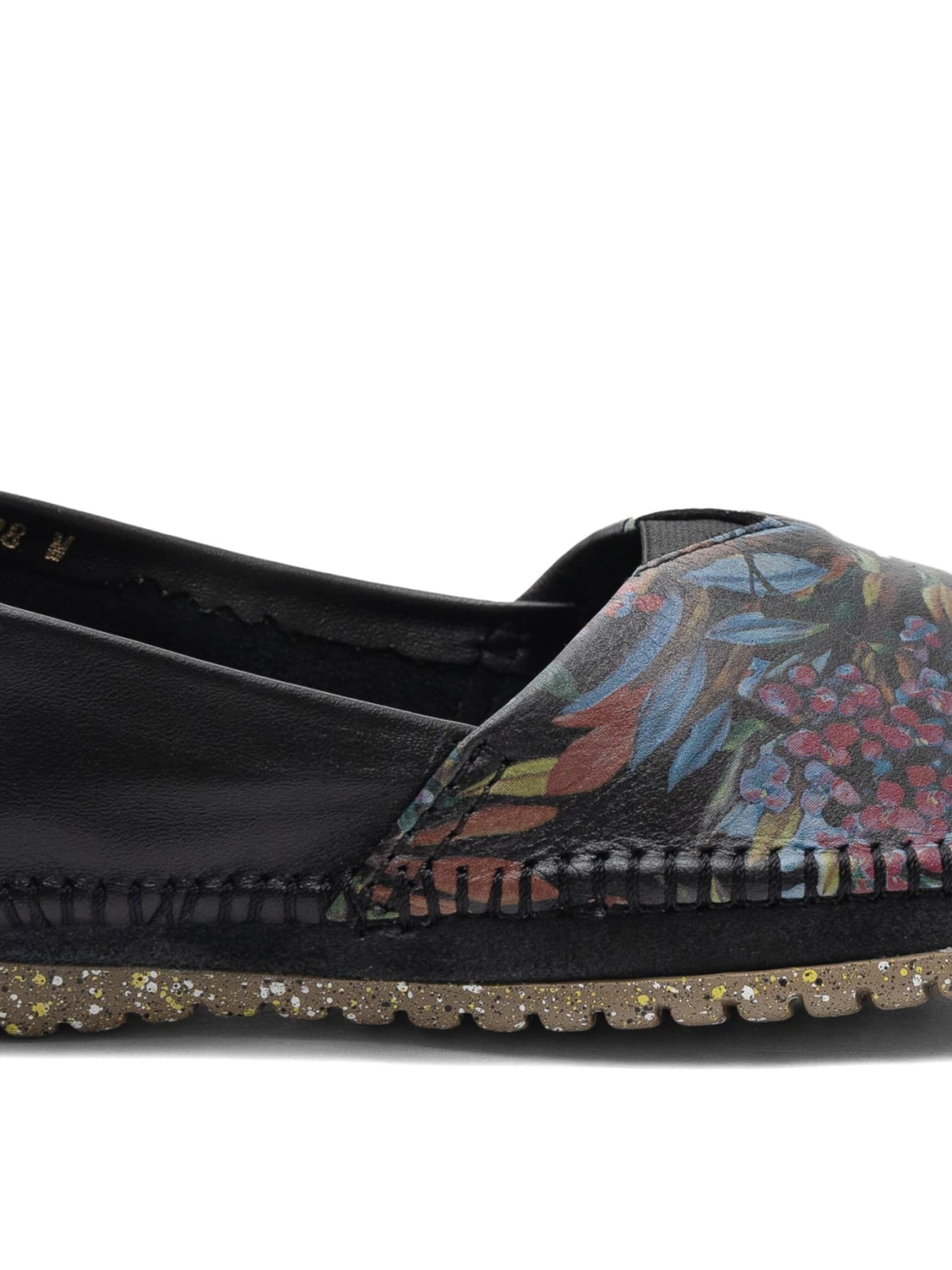 Maciejka Classic Flats in Black
