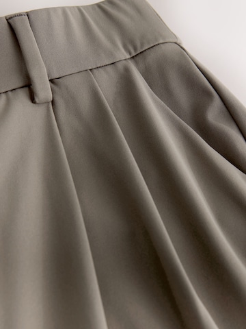 Next Широкий Брюки со складками в Коричневый