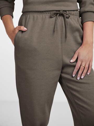 Tapered Pantaloni 'PCCHILLI' di PIECES in marrone