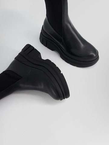 Bershka Chelsea Boots in Schwarz