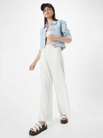 Calvin Klein Jeans بساق عريضة سراويل بلون أبيض