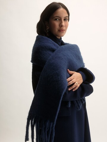 KAVAZI Scarf in Blue: front